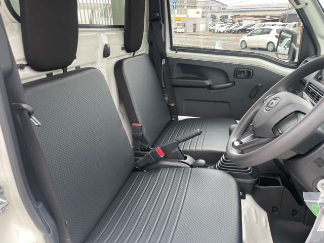 運転席、助手席、床、マットともに綺麗です。