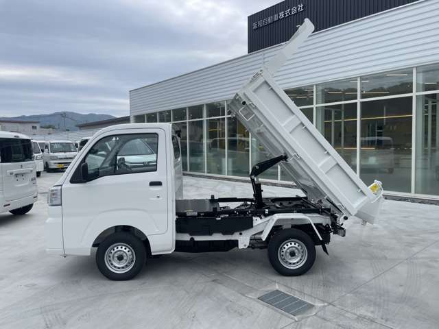 当店は、創業50年以上のお店です。中古車は、常時20台以上展示しております。