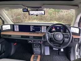 ご覧のように、視界が広く運転しやすいように設計されています。また、プラズマクラスター技術搭載フルオートエアコンで快適です。