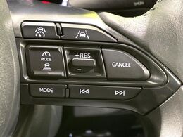 【レーダークルーズコントロール】高速道路での長距離走行が楽に！！自動で速度を保つクルーズコントロールが、衝突軽減システムと連携し、前方の車両を感知して車間を保つように速度調節してくれます！！