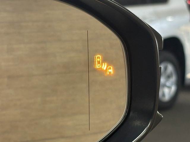 【ブラインドスポットモニター】搭載。隣の車線を走る車両をレーダーで検知し、死角エリアの車両の存在をお知らせします。