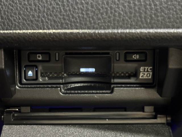 【ビルトインETC】で高速道路もスムーズに乗り降り可能で、ご納車直後からの遠距離ドライブも可能です。