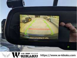室内のバックミラーの左側にバックカメラ映像が映し出されます。