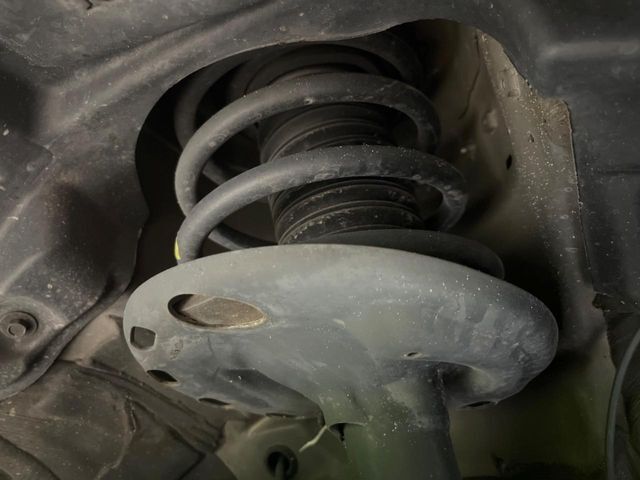 お車を安心してお乗りいただく為には、足回りの定期点検が欠かせません。サービスサポート（有償保証）では無料点検もご提供しており、安心のカーライフをお過ごしいただけるサポート体制が整っています。