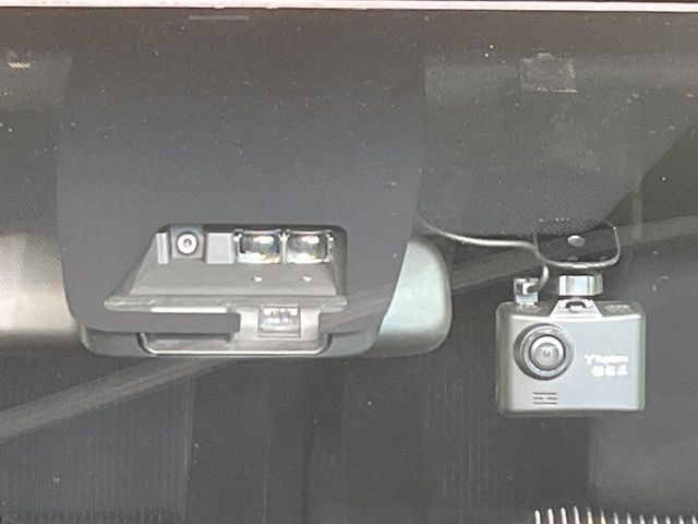 【トヨタセーフティセンス】走行中に前方の車両等を認識し、衝突しそうな時は警報とブレーキで衝突回避と被害軽減をアシスト。より安全にドライブをお楽しみいただけます。