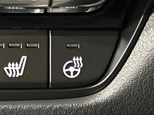 【ステアリングヒーター】冬場に冷たくなりやすい革巻きステアリングを、スイッチ一つで素早く適温に！エアコンよりも早く温まってくれるので、寒い日の運転も快適になりますね♪