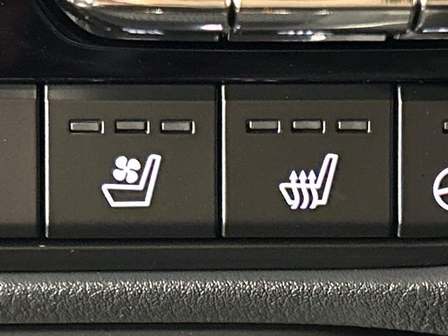 【シートベンチレーション】夏場は涼しい風でお尻や背中の熱やムレを防ぎ、冬はエアコンよりも早く温まってポカポカに！季節を問わず快適に過ごせます。