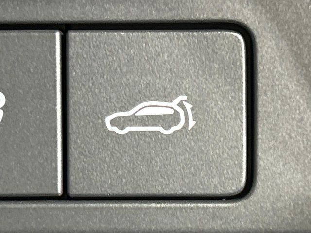 【パワーバックドア】スマートキーや運転席のボタンを押すだけでリアゲートが自動で開閉します！荷物を持っている時や、高い位置にあるバックドアを閉める際に便利な機能です♪