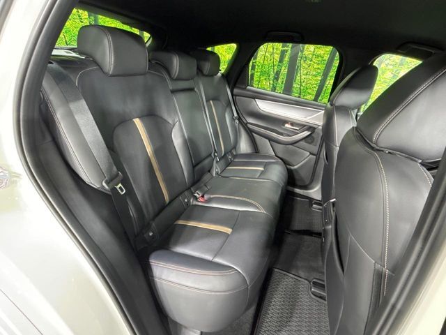 後部座席も気になるようなキズ・汚れやへたり等、大きなダメージはなく、良好な状態です。