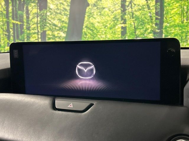 【12.3インチマツダコネクト】車内の雰囲気にマッチした大型ディスプレイ。スマホ接続でのナビ使用やBluetooth再生等、様々な機能が楽しめます。直感的なダイヤル操作が可能で、使い勝手も良好です。