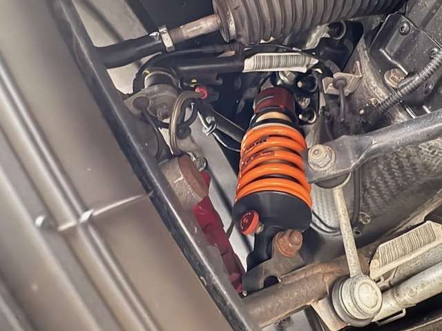 乗車頻度が少なく、屋内保管だったのでショック部は新品同様に綺麗です