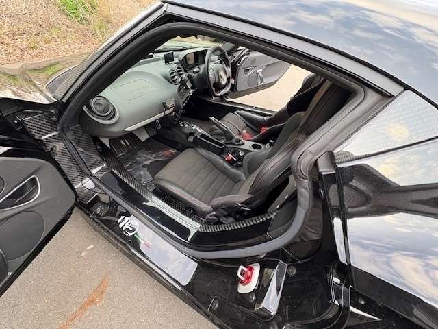 バスタブ形状のモノコックボディは、フルドライカーボン製。乗車する度に、カーボンの美しい光沢にうっとりします。とても堅牢なので安全性が高いのも嬉しい