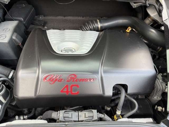 風通しの良いエンジンルームですが、エンジンルームも洗車されていてとても綺麗です。エンジンオイルも定期的に交換され大切に乗られていた車です