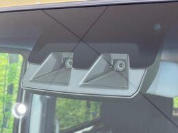 【スマートアシスト】走行中に前方の車両等を認識し、衝突しそうな時は警報とブレーキで衝突回避と被害軽減をアシスト。より安全にドライブをお楽しみいただけます。