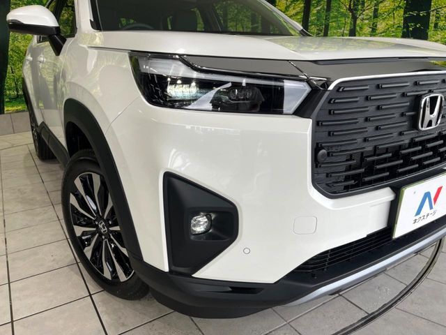 【LEDヘッドライト】悪天候や夜間走行時も良好な視界を確保し安心して運転できる高輝度LEDヘッドライトを装備！点灯速度が早く、消費電力も抑えられています。