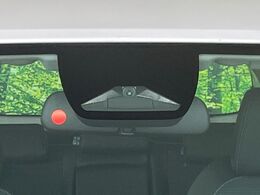 【ホンダセンシング】走行中に前方の車両等を認識し、衝突しそうな時は警報とブレーキで衝突回避と被害軽減をアシスト。より安全にドライブをお楽しみいただけます。