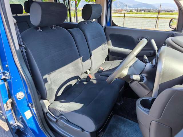 運転席のシートはホールド性に優れ疲れませんよ！
