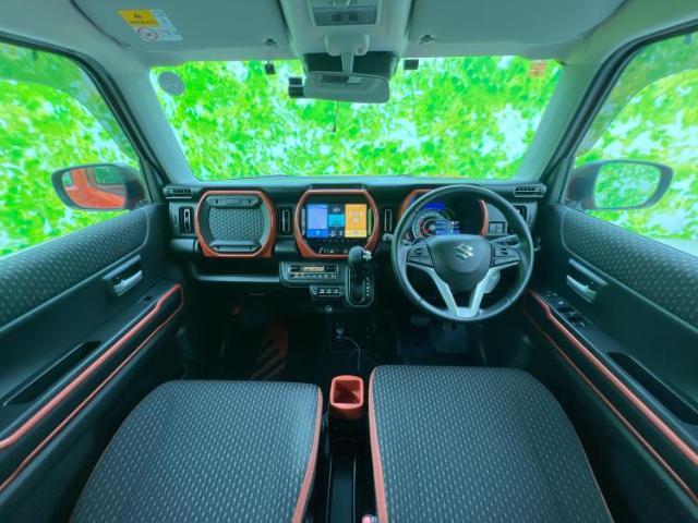 WECARSの展示場では実際に見て、触ってお車をお選びいただけます！知識の豊富な営業スタッフが様々なカーライフをご提案いたします！