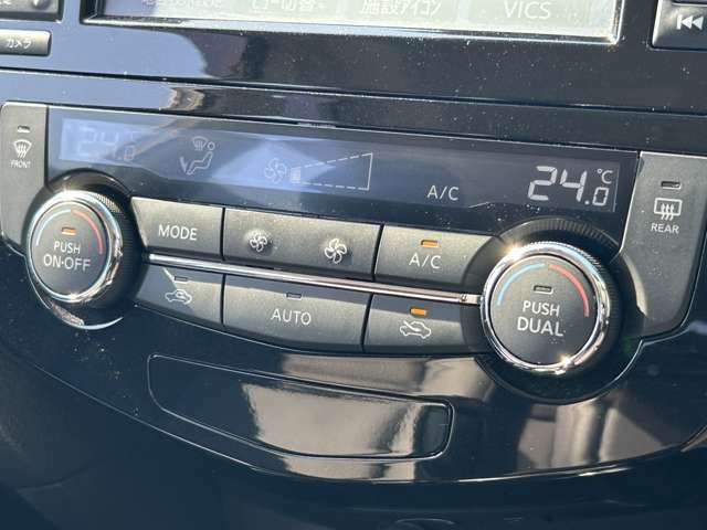 【左右独立温度コントロール式フルオートエアコン（DUAL/SYNC）】運転席側と助手席側でそれぞれ自由に温度設定ができ、快適な風量やモードなどを自動調整します！