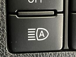 【アダプティブハイビーム】遠くまで明るく照らすハイビームを先行車や対向車に照射しない様、自動で調整！毎回手動で切り替える必要がなく、夜間走行時のストレスも軽減。安全性向上にも寄与します。