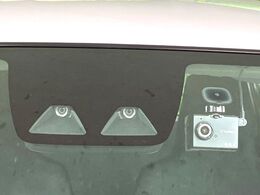 【スマートアシスト】走行中に前方の車両等を認識し、衝突しそうな時は警報とブレーキで衝突回避と被害軽減をアシスト。より安全にドライブをお楽しみいただけます。