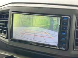 【バックカメラ】駐車時に後方がリアルタイム映像で確認できます。大型商業施設や立体駐車場での駐車時や、夜間のバック時に大活躍！運転スキルに関わらず、今や必須となった装備のひとつです！