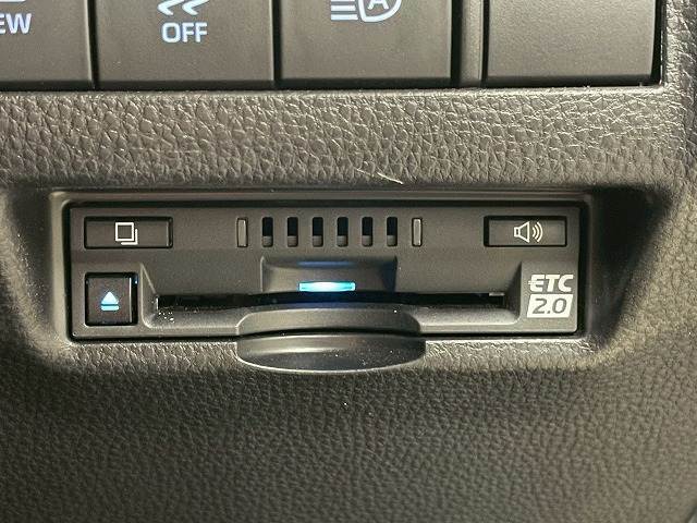 【ビルトインETC】で高速道路もスムーズに乗り降り可能で、ご納車直後からの遠距離ドライブも可能です。