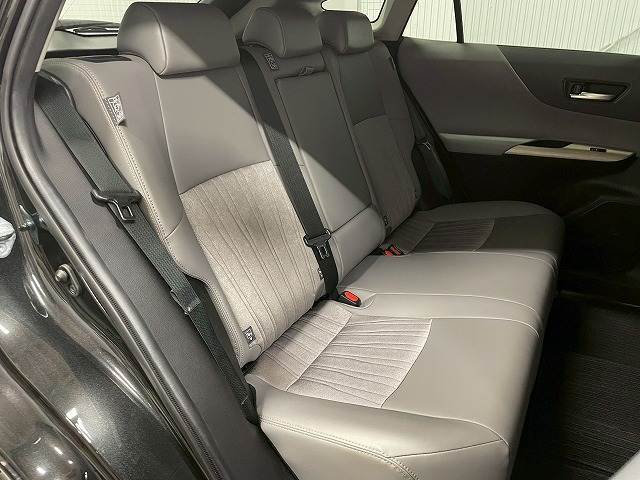 セカンドシートは大人二人が乗っても十分なスペースがしっかりと確保されております。前のオーナーがしっかりと管理されているお車で綺麗な状態がキープされております。