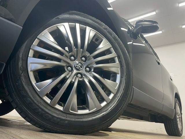 【純正アルミホイール】を装備しております。バランスのとれたアルミホイールは高速走行も安定性が高くなっております。