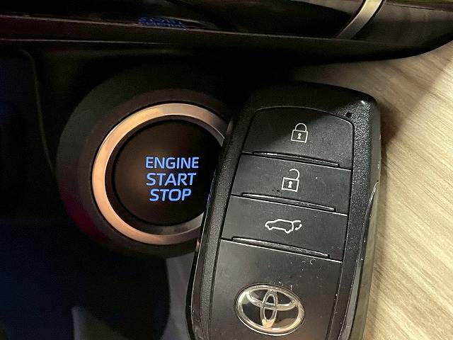 もはや定番となりつつある【スマートキー・プッシュスタート】鍵を持っているだけでエンジン始動から開閉まで行う事が出来ます。