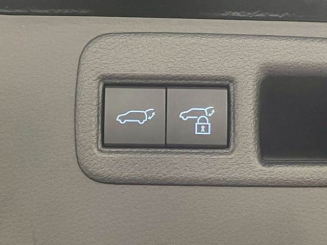 【電動リアゲート】ボタンひとつで大きなゲートも簡単に開閉可能です。高級車ならではの装備は嬉しいですね。