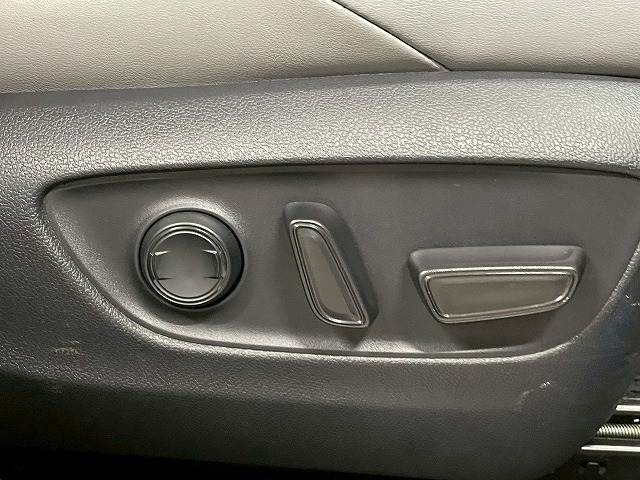 【メモリー機能付きパワーシート】細かな調整ができますので、お好みのシートポジションでメモリー。あとはボタンを押すだけでOKです。