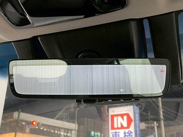 【デジタルインナーミラー】を搭載しております。ミラーにより後方確認ができますので、駐車の際などに役立ちます。