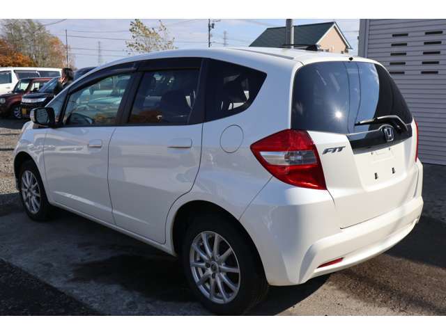 ご成約車は法定整備点検・業者専用清掃機・ボディ磨きを全車施工させて頂いております(現状販売除く)ひどい汚れには訓練を積んだ専門スタッフにて専用スチーム洗浄機で美装した上での納車となります。