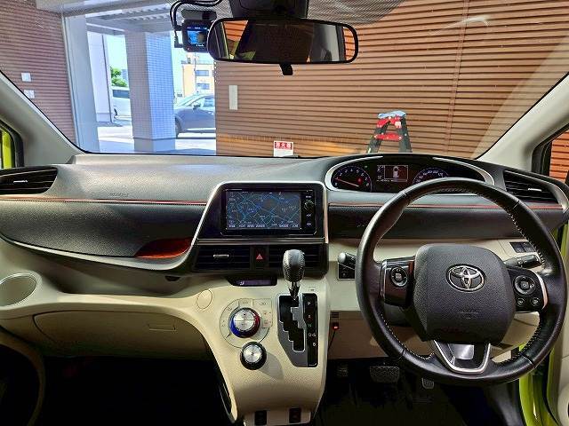 コックピット。車内もキレイで嫌な臭いもありません！ご納車後の臭いが付きにくくなる「空気触媒コーティング」もあります。