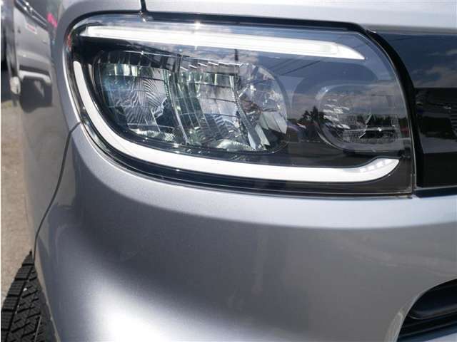 ヘッドライトは明るいLEDです