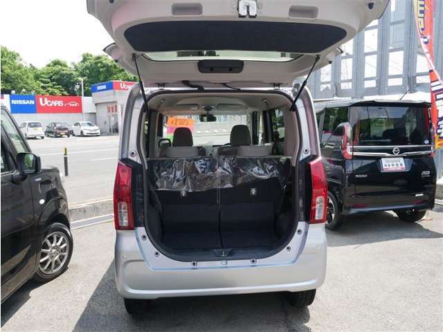 大きく開くバックドア！荷物の出し入れも楽々です