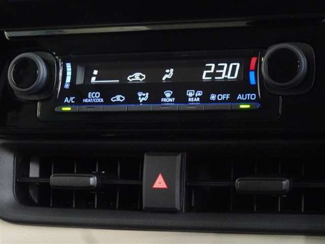 車内を快適に、オートエアコンを装備しています。