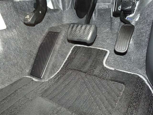 足元回り・フロアマットもしっかり洗浄しております。