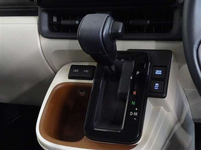 インパネ取り付けのシフトレバーです。足元も広く、ギアの確認もラクです。