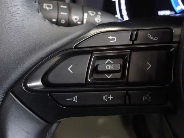 ステアリングスイッチでオーディオの操作・ハンズフリー通話ができます。