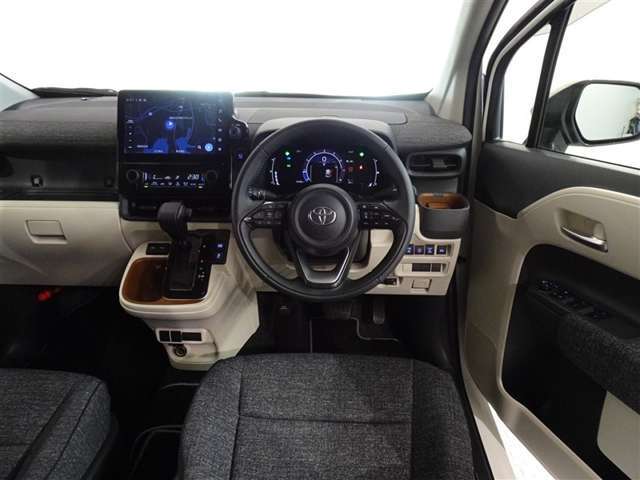 革巻きステアリングで快適な操作性の運転席です。