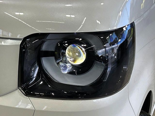 【LEDヘッドライト】悪天候や夜間走行時も良好な視界を確保し安心して運転できる高輝度LEDヘッドライトを装備！点灯速度が早く、消費電力も抑えられています。
