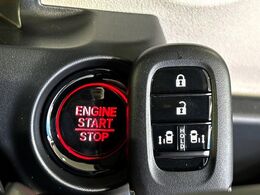 【Hondaスマートキー】カバンやポケットに入れたままでもドアの施錠・解錠が可能なスマートキーを装備。エンジンのオン・オフ時もカギを取り出す必要が無いからとっても便利です♪