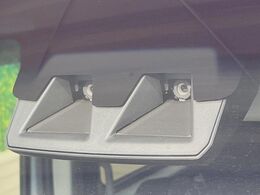 【スマートアシスト】走行中に前方の車両等を認識し、衝突しそうな時は警報とブレーキで衝突回避と被害軽減をアシスト。より安全にドライブをお楽しみいただけます。