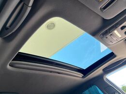 【サンルーフ】開放感たっぷりの希少装備、サンルーフが装着されています！車内に明かりを取り入れたり景色を楽しむ以外にも、車内の空気も簡単に換気できて快適です！