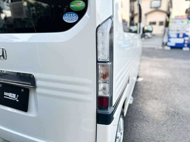 自動車でお越しになる場合は　ナビで　神奈川県厚木市岡田4-21-1　を検索　オシャレなブラックのコンテナが4棟並んでいる新築のガレージになります。シャッターもありますのでセキュリティーもバッチリです。