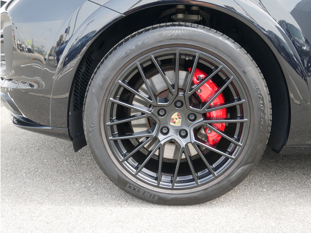 ●21-inch RS Spyderデザインホイール（ブラック）及びボディー同色アーチエクステンション●