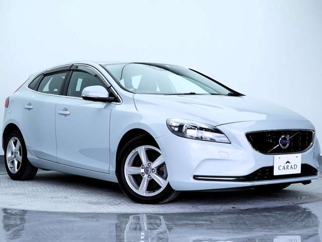 このV40 MB型モデルの特徴は、充実した安全装備です。2013年に登場した後、1度目の改良で「セーフティパッケージ」が各グレードに標準装備されています。