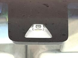 【スマートアシスト】走行中に前方の車両等を認識し、衝突しそうな時は警報とブレーキで衝突回避と被害軽減をアシスト。より安全にドライブをお楽しみいただけます。